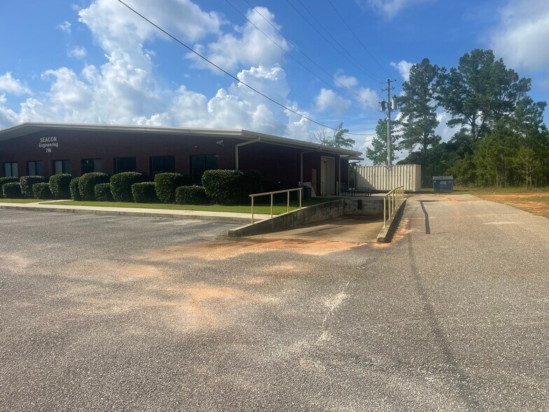 More Photos Of 716 Lakeside Dr W, Mobile Office For Lease