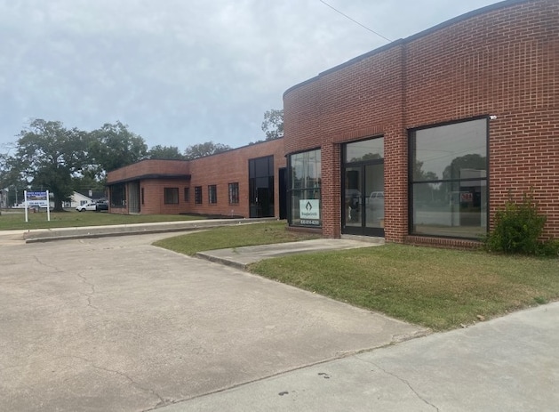 More Photos Of 112 S Pollock St, Selma Light Distribution For Sale