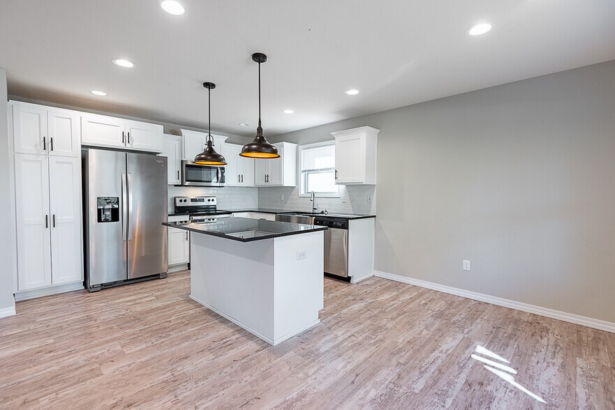 More Photos Of 1225 E Paragon, Springfield Specialty For Sale