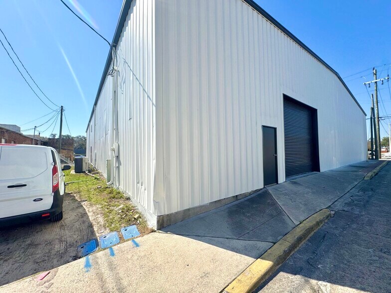 More Photos Of 131 W Duval St, Lake City Storefront Retail Office For Lease