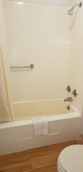 More Photos Of 870 US-42 NE, London Hotel For Sale