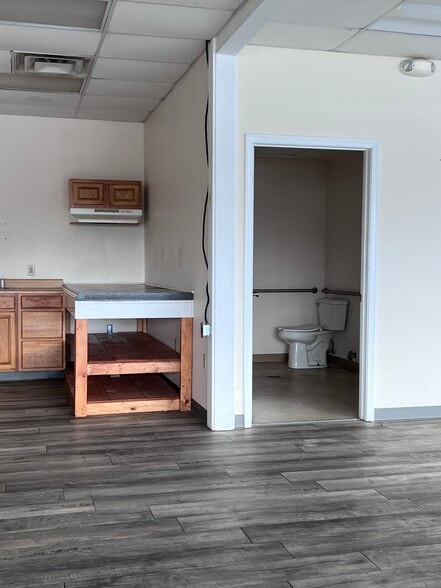 More Photos Of 209 River Dr, Irvine General Retail For Sale