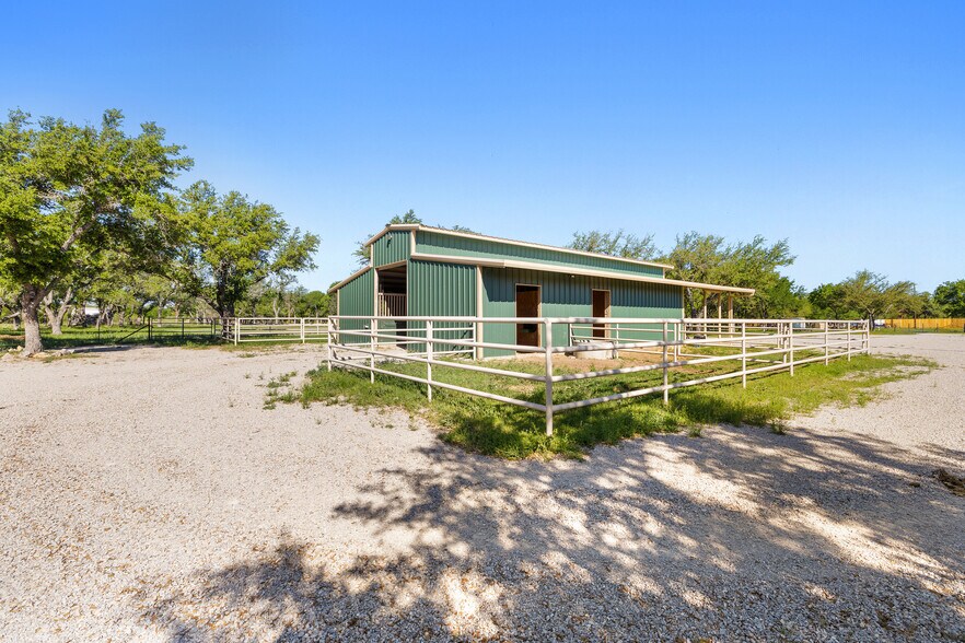 More Photos Of 13744 Us Highway 281 N, Round Mountain Flex For Sale