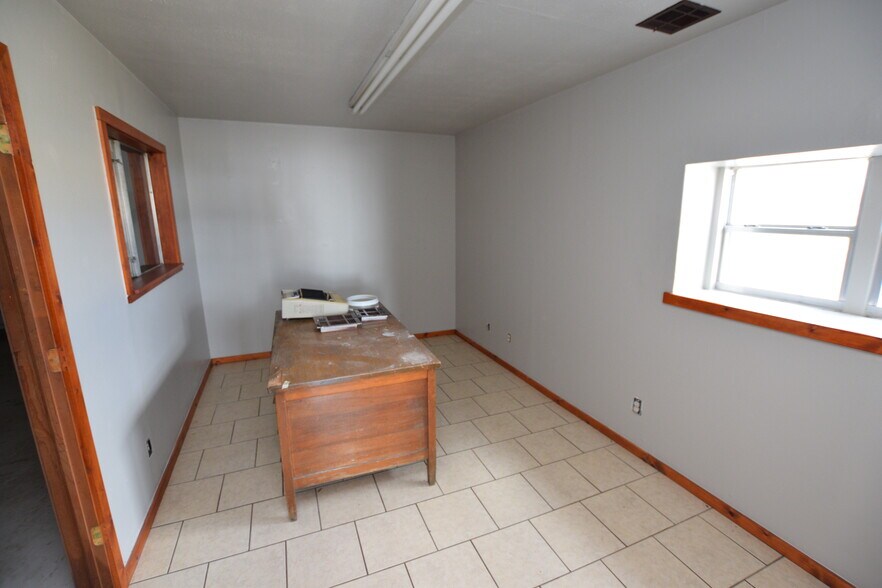 More Photos Of 2175 W Choctaw St, Tahlequah Light Distribution For Sale