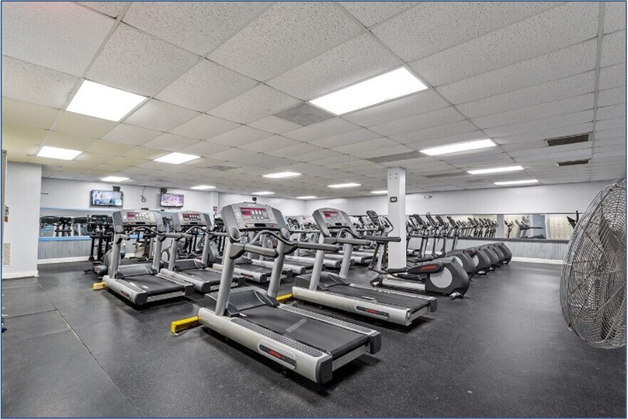 More Photos Of 104 N Marine Blvd, Jacksonville Health Club For Sale