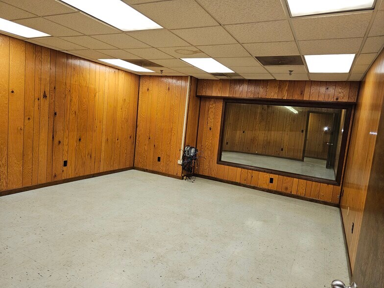 More Photos Of 1551 S Wilcox Dr, Kingsport Distribution For Lease