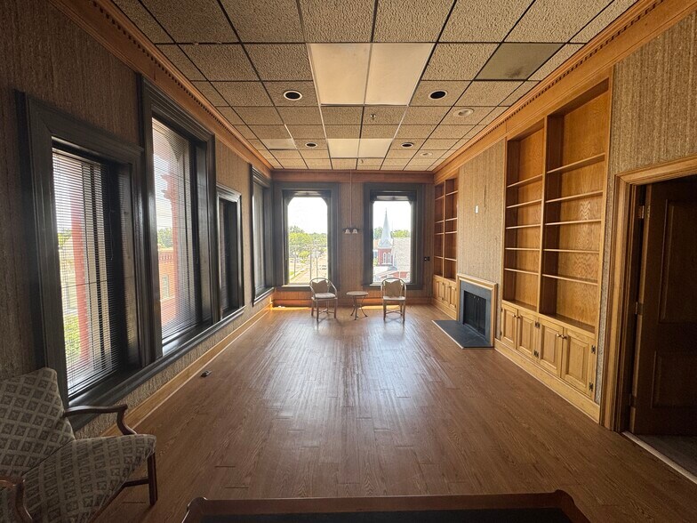 More Photos Of 44 S Jefferson St, Winchester Storefront Retail Office For Sale