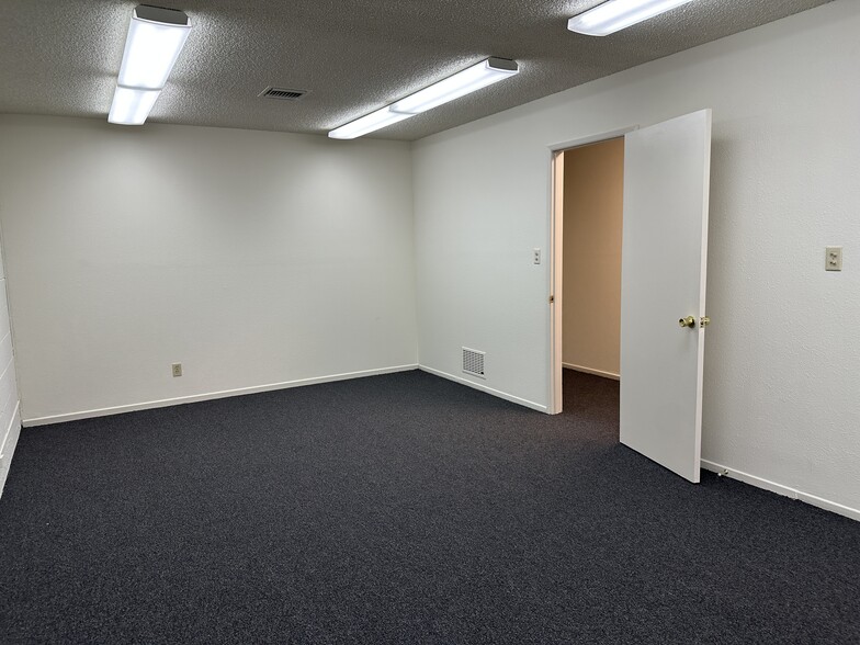 More Photos Of 15204 Stagg St, Van Nuys Distribution For Lease
