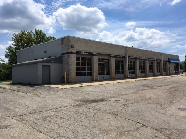 More Photos Of 1500 E Algonquin Rd, Algonquin Auto Repair For Lease