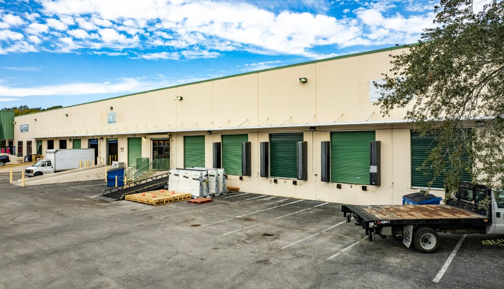 More Photos Of 420 S Ware Blvd, Tampa Warehouse For Lease