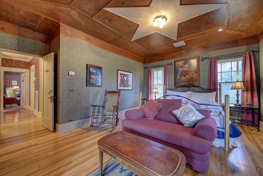 More Photos Of 1804 S Park St, Brenham Hospitality For Sale