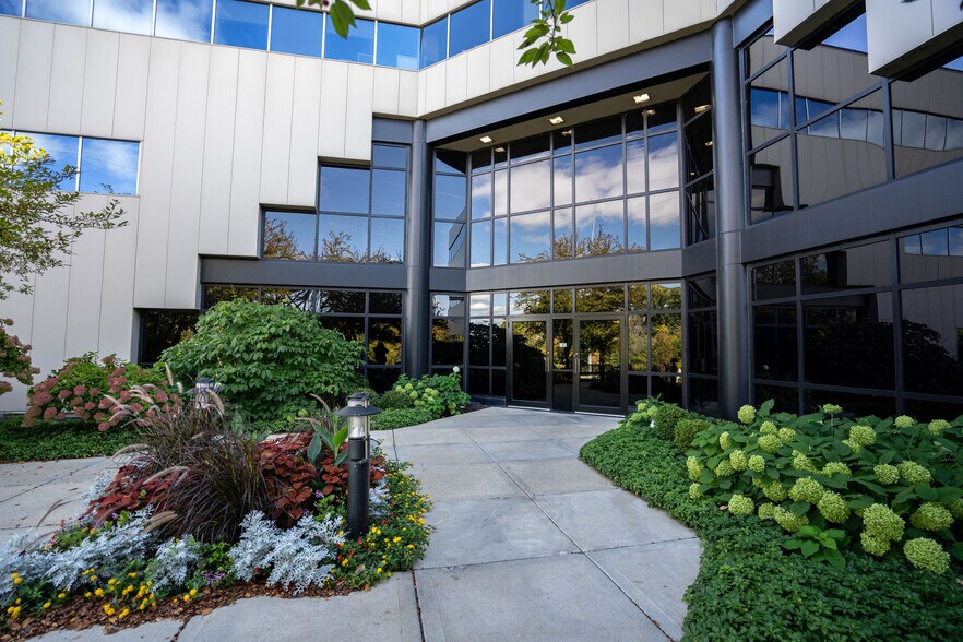 More Photos Of 1233 N Mayfair Rd, Wauwatosa Office For Lease