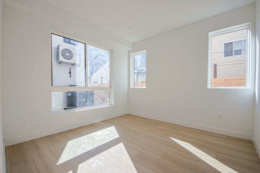 More Photos Of 6401 Odessa Ave, Lake Balboa Multifamily For Sale