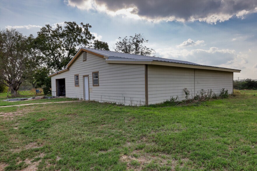 More Photos Of 14685 Old Frio City Rd, Lytle Warehouse For Lease