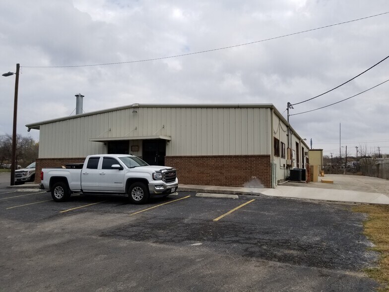 More Photos Of 11549 Old Perrin Beitel Rd, San Antonio Light Manufacturing For Lease