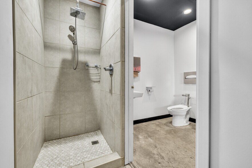 More Photos Of 5008 Venice Blvd, Los Angeles Loft Creative Space For Lease