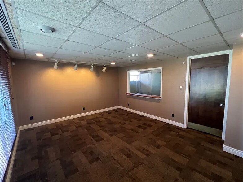 More Photos Of 909 N Logan Ave, Danville Medical For Sale