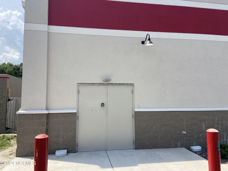 More Photos Of 100 Gardner Farm Ln, Currituck Storefront For Sale