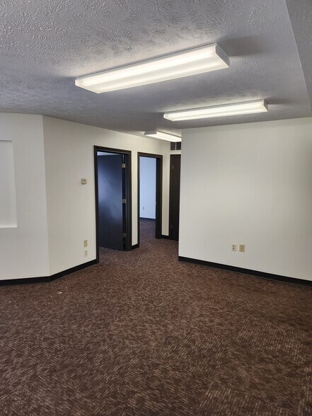 More Photos Of 6301 E 32nd Ct, Indianapolis Warehouse For Lease