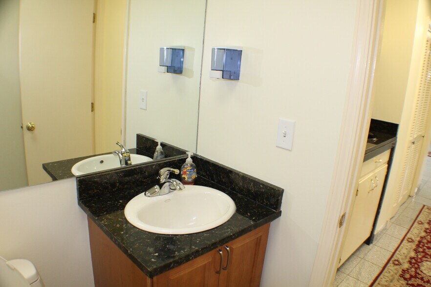 More Photos Of 1637 N Eastman Rd, Kingsport Office For Lease