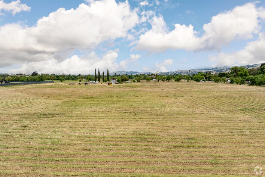 More Photos Of 1020 San Martin Ave, San Martin Land For Lease