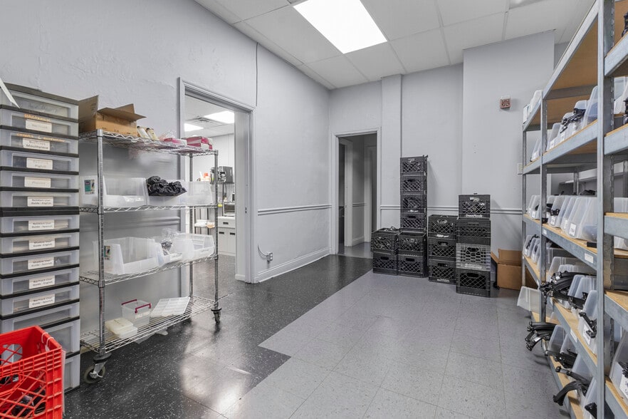 More Photos Of 12-18 N Delaware St, Indianapolis Office For Sale