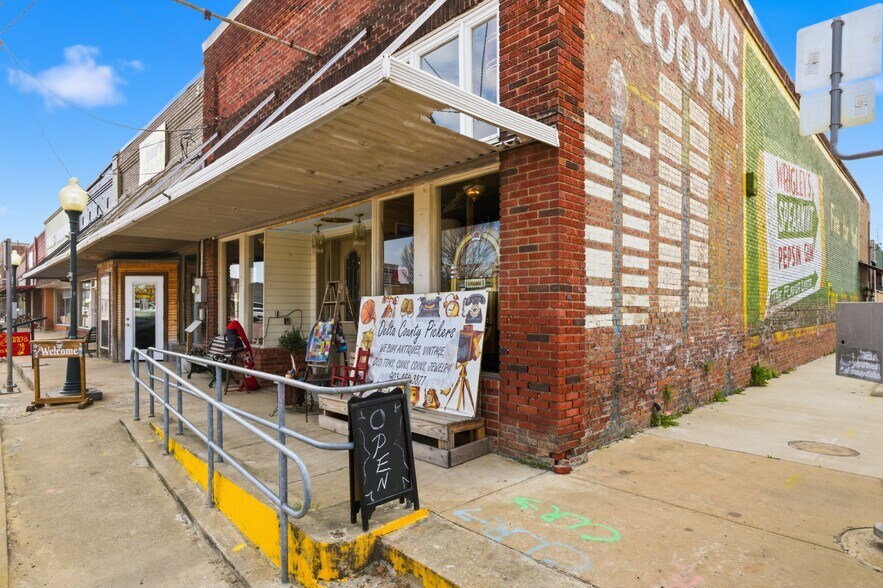 More Photos Of 10 S Side Sq, Cooper Freestanding For Sale