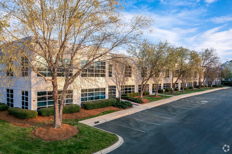 More Photos Of 8809 Lenox Pointe Dr, Charlotte Light Distribution For Lease