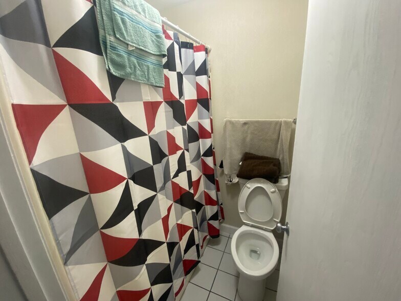 More Photos Of 1 Proactive Dr, New Florence Hotel For Sale