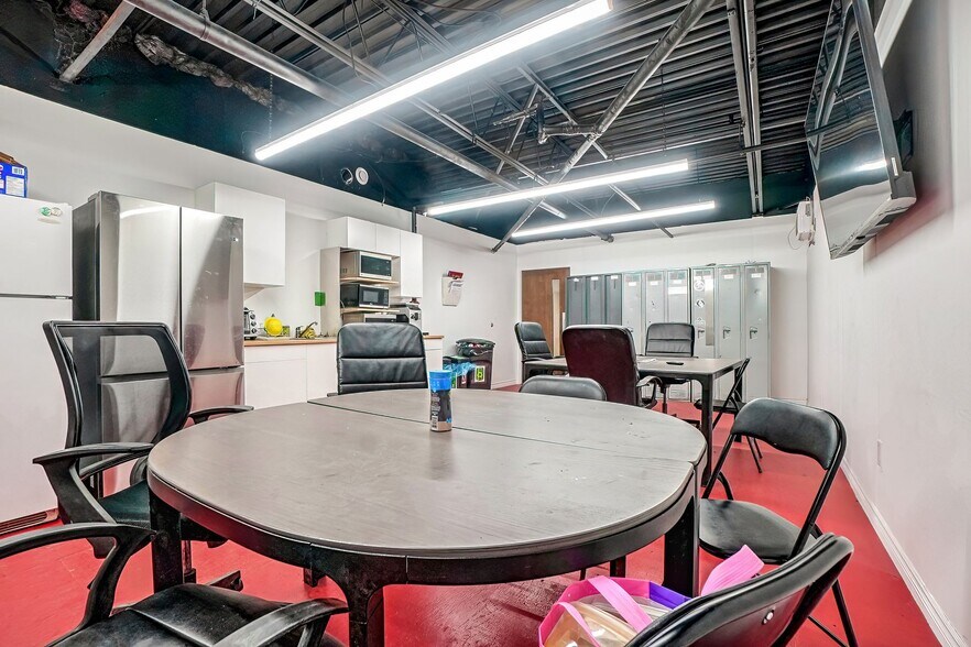 More Photos Of 1390 Rue Newton, Boucherville Flex For Lease