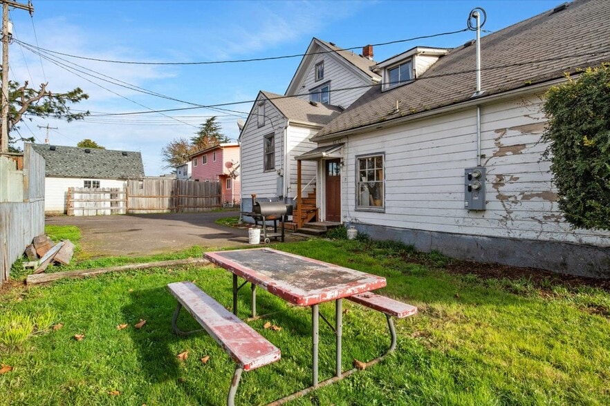 More Photos Of 925 14th St NE, Salem Apartments For Sale