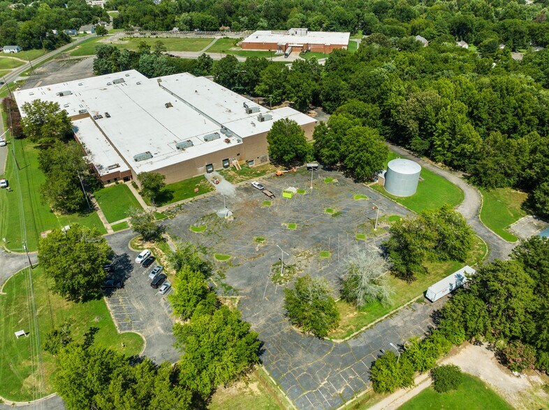 More Photos Of 327 Lewis St, Oxford Distribution For Lease