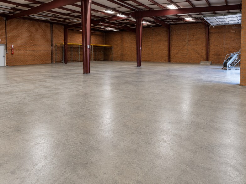More Photos Of 111 S Walnut Cir, Greensboro Warehouse For Lease
