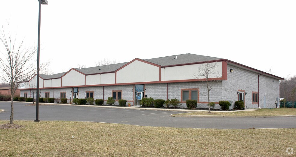 More Photos Of 4 Tennis Ct, Hamilton Health Club For Lease