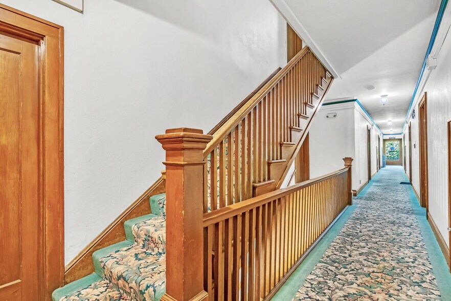 More Photos Of 2455 NW Quimby St, Portland Apartments For Sale