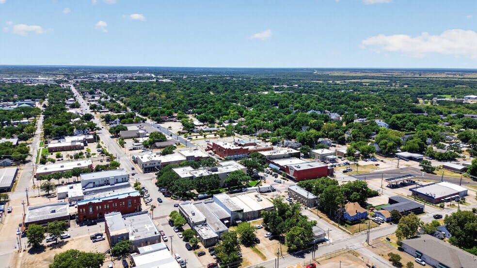 More Photos Of 108-110 W Grove St, Kaufman Office For Lease