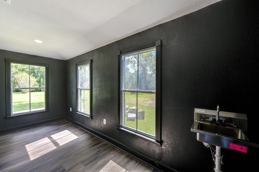 More Photos Of 602 E Myrtle St, Angleton Office Residential For Sale