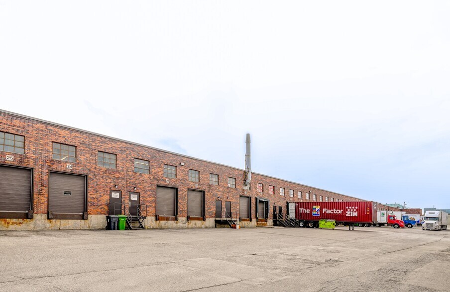 More Photos Of 295-341 Rue Benjamin-Hudon, Montréal Warehouse For Lease