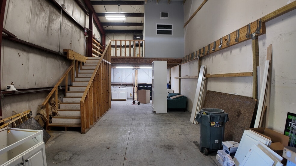 More Photos Of 2024 Princeton St, Sarasota Warehouse For Lease