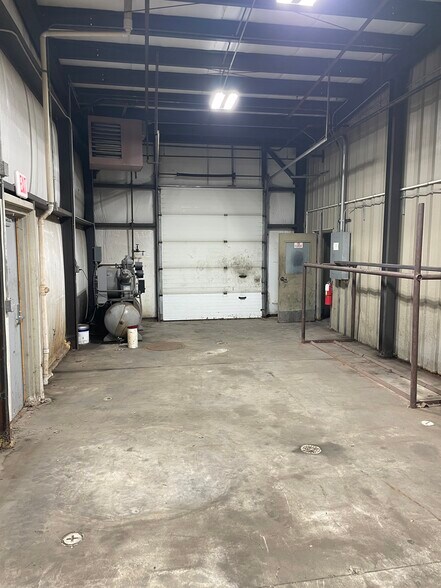 More Photos Of 3408 101st St, Urbandale Truck Terminal For Sale