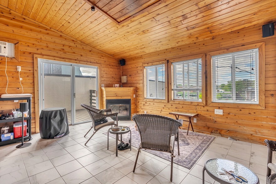 More Photos Of 105 1/2 S Court St, Crown Point General Retail For Sale