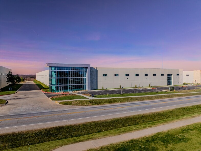 Primary Photo Of 5100 SW Regional Airport Blvd, Bentonville Warehouse For Lease