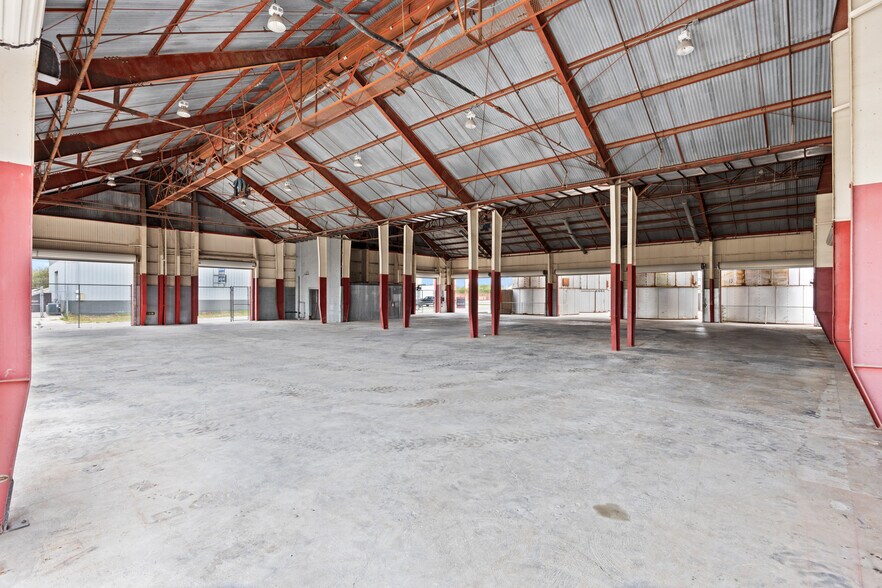 More Photos Of 1127 Bowie St, Seguin Industrial For Lease