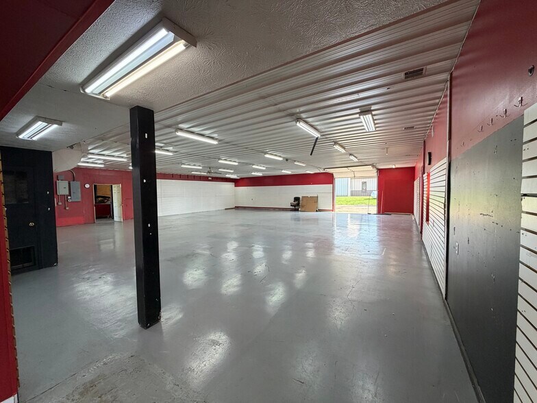 More Photos Of 1425 N Hwy 127 Bypass, Lawrenceburg Warehouse For Sale