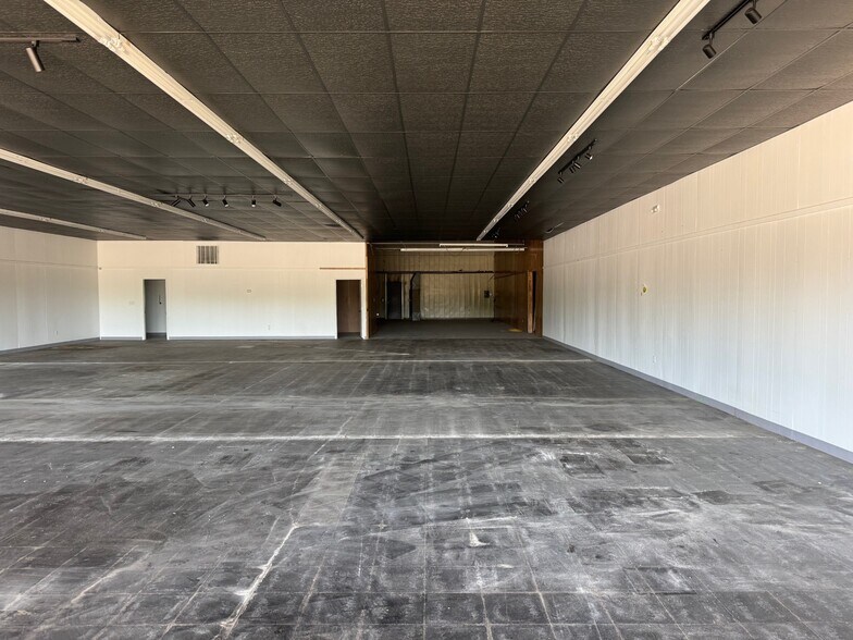 More Photos Of 304 W Mcartor Rd, Dodge City Unknown For Lease