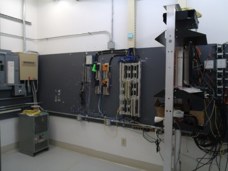 More Photos Of 411 Holmes St, Frankfort Light Distribution For Sale