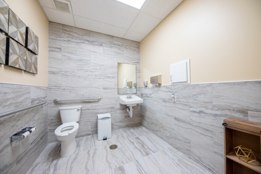 More Photos Of 255 W Lebanon, Frisco Medical For Lease