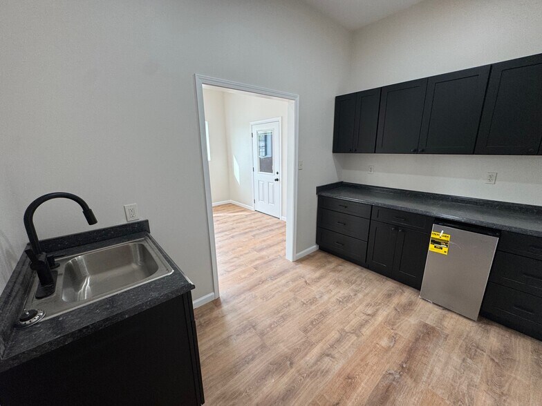 More Photos Of 121 Goedecke Rd, Spring Office For Lease