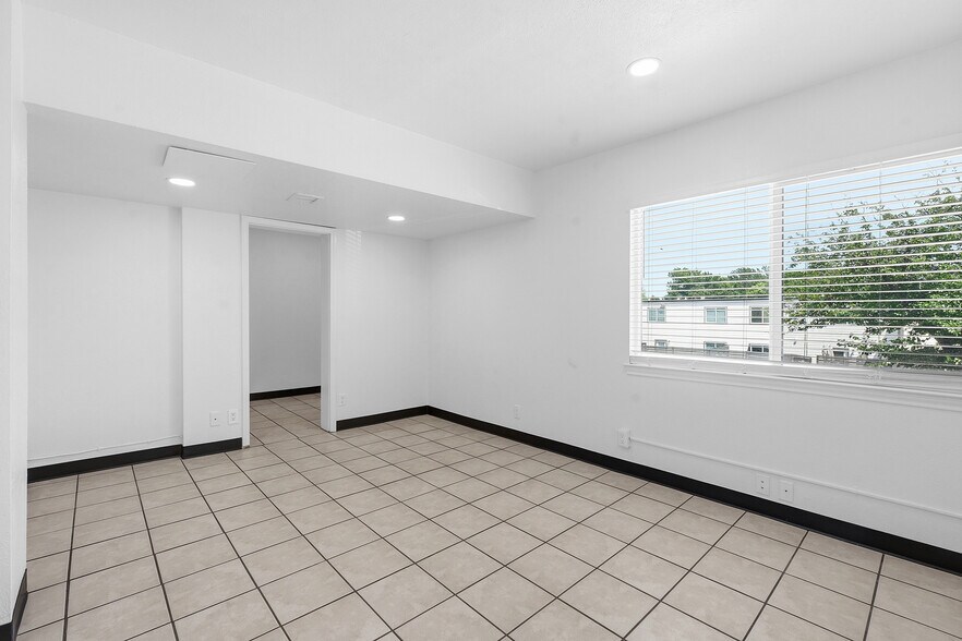 More Photos Of 1120 E 52nd St, Austin Flex For Sale