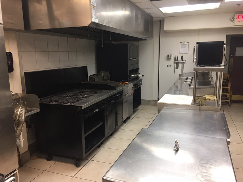 More Photos Of 8-22 W Busse Ave, Mount Prospect Restaurant For Lease